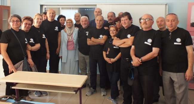 Sivas'ta 46 yıl önce mezun olan 25 kişi aynı sınıfta bir araya geldi